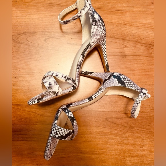 NEW Kaari Blue Snakeskin Embellished Sandals -6.5 - Picture 2 of 8